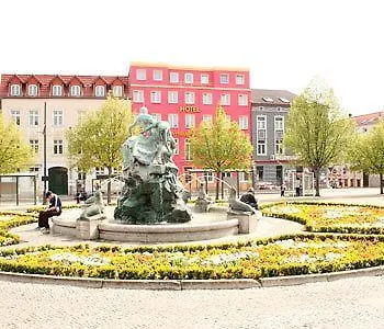 Am Hauptbahnhof 3* שוורין